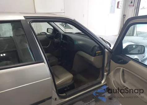 1995 Saab 900 Se z USA, uszkodzony, nr VIN YS3DF55V4S2027025